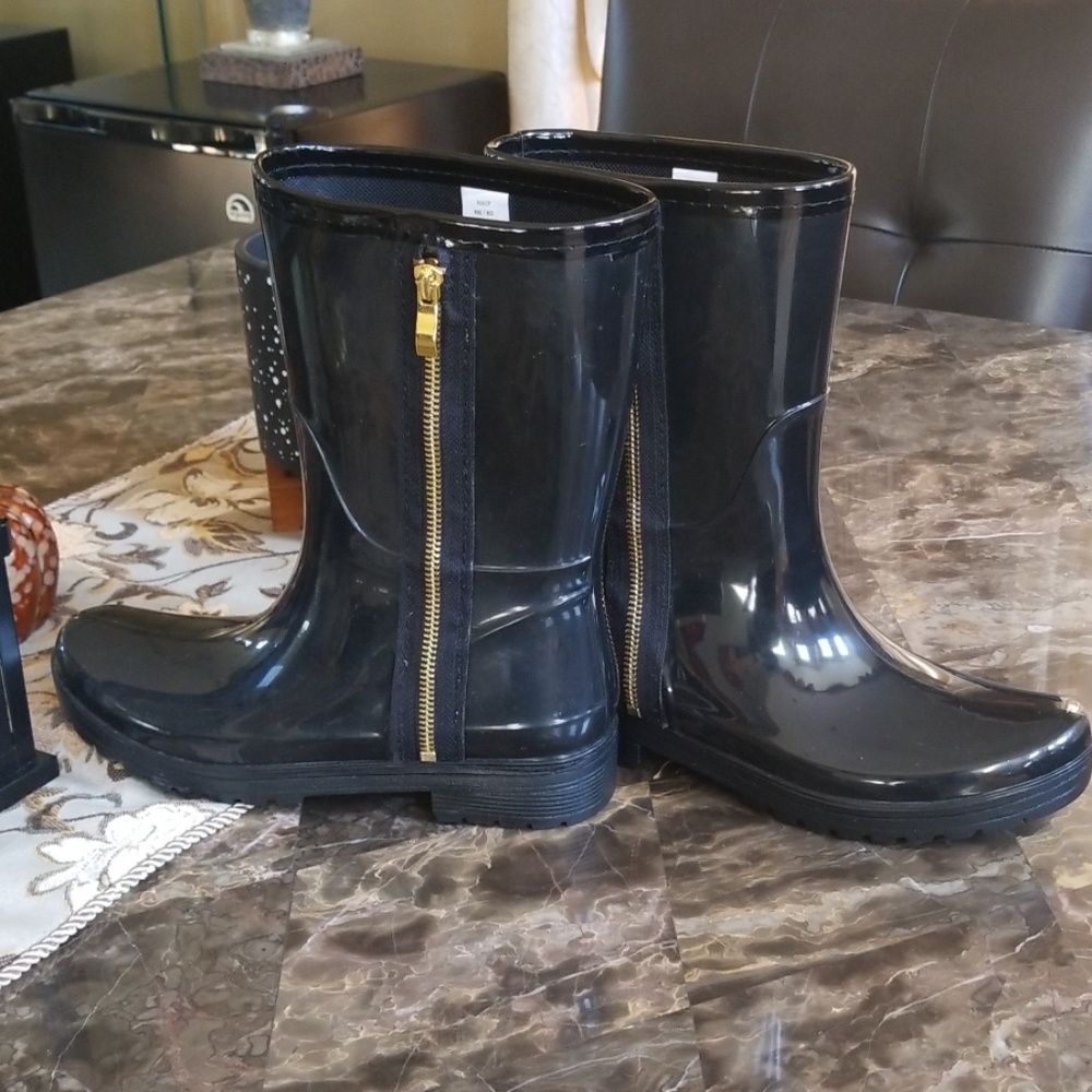 A Kenneth Cole Prod. Unlisted.Black patent rain bo